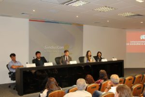 O coordenador do Júri, Prof. Eduardo Toledo (USP) (centro) e vencedores da terceira edição do prêmio
