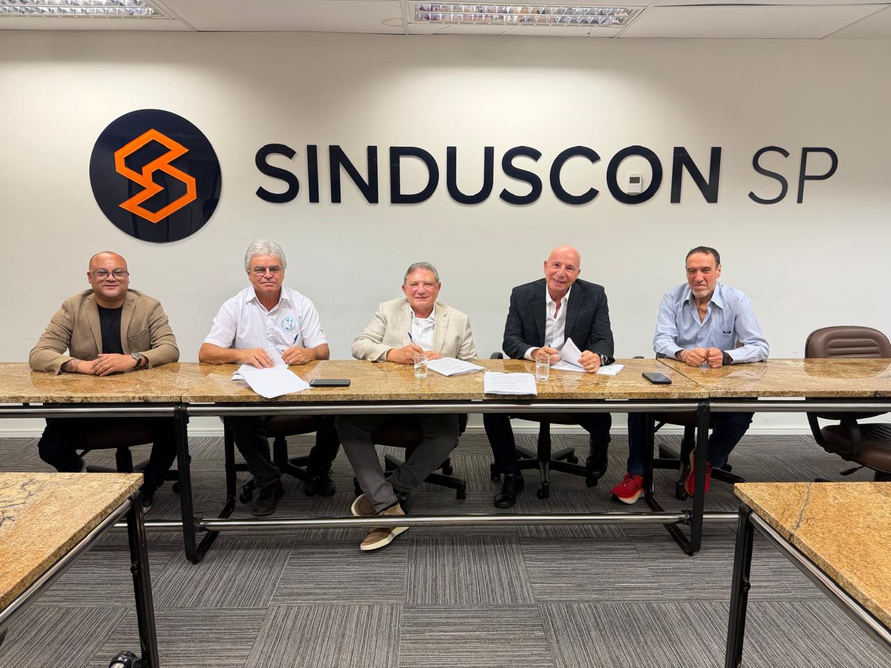 SindusCon-SP e Sintracon-SP assinam convenção coletiva